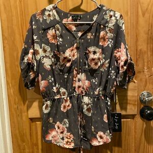 Brand new never worn women’s blouse grey with floral print, front pockets
